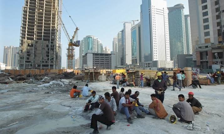 الجارديان تكشف إهمال وقتل قطر للعمال الأجانب بكورونا