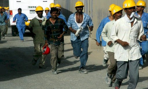 التايمز: عائلات العمال المهاجرين في قطر يواجهون الجوع والموت