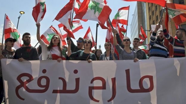 انهيار الاقتصاد يقود لبنان لحرب أهلية وخبراء: حزب الله المسؤول