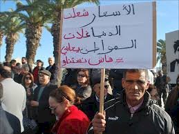 تونسيون يشتكون غياب السلع التجارية من الأسواق ويتهمون الحكومة والبرلمان بالانشغال عن الشعب