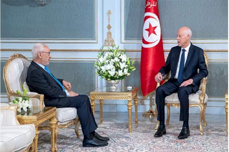 تقرير فرنسي: الحرب الباردة تشتعل في تونس بين الرئاسة والإخوان