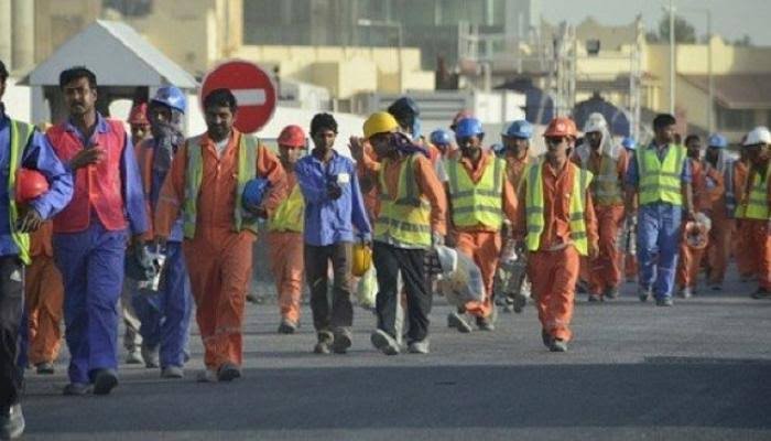 اعتراف قطري بانتهاك حقوق العمال وإجبارهم على العمل بظروف قاسية