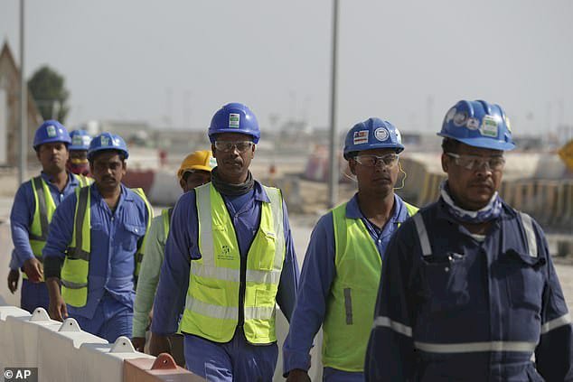 ديلي ميل: قطر أصبحت رمز العنصرية وعلى العالم حماية العمال من استغلال آل ثاني