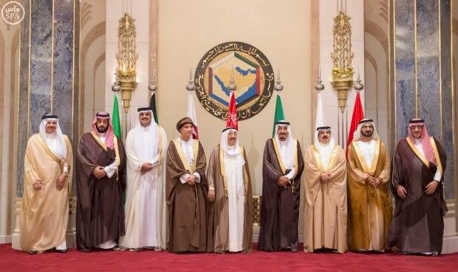 سر زيارة الأمين العام لمجلس التعاون للدوحة: توسلات قطرية لإنقاذ الاقتصاد