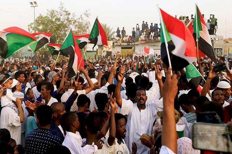 الأزمات تحاصر السودان.. و
