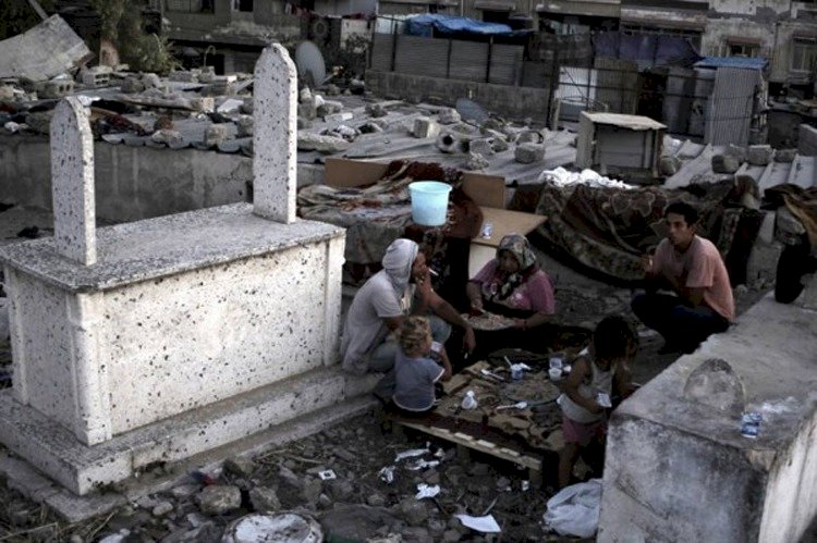 في سعيهم للنجاة.. عائلات غزة تحتمي بـ«الموتى» من صعوبة الحياة
