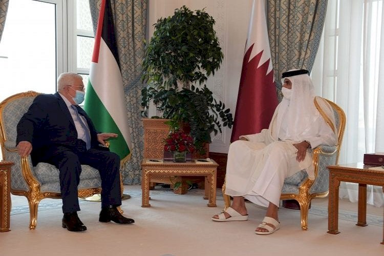أمير قطر يشتري صمت الرئيس الفلسطيني على التطبيع القطري.. ما المقابل؟
