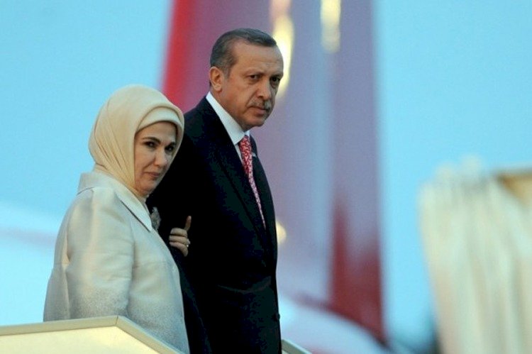 بذخ العائلة.. الأتراك ينتحرون وأسرة أردوغان يسبحون في حياة الرفاهية