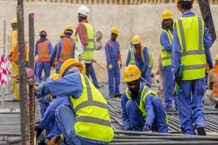 عمال قطر يروون معاناتهم وأوجاعهم في عام كورونا