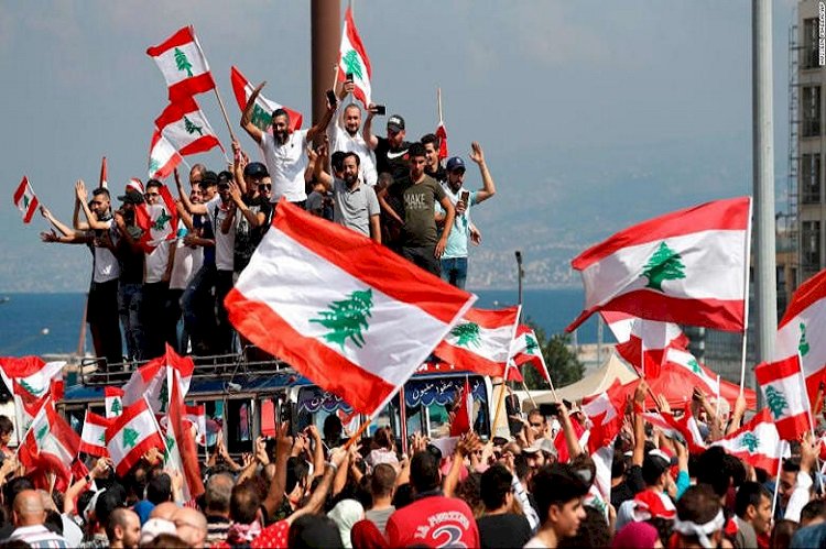 خبراء: الشارع اللبناني يشتعل... والسياسيون يتهمون المتظاهرين