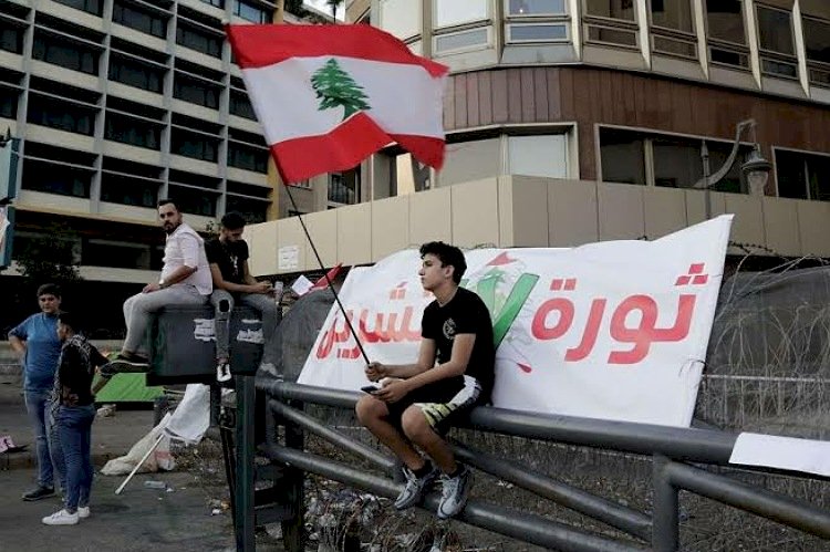 الغضب اللبناني يشتعل.. إغلاق مداخل بيروت احتجاجًا على تردي الأوضاع المعيشية