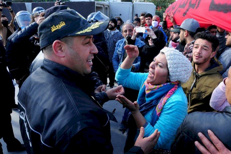 مواطنون تونسيون: الصراعات السياسية جعلت الحكومة تنسى همومنا