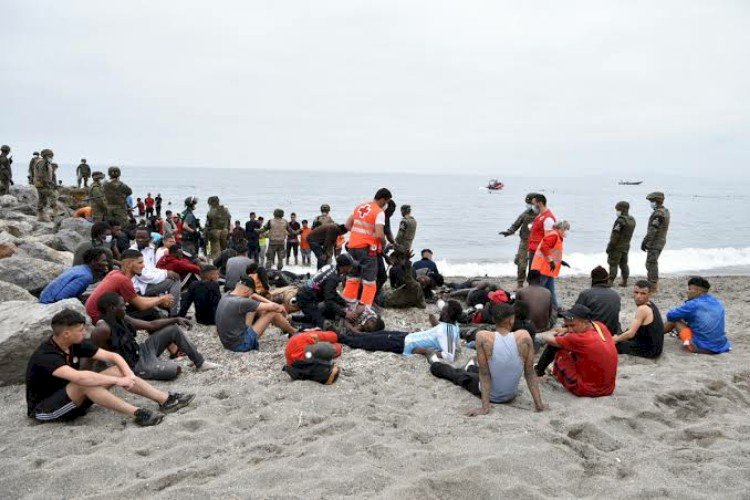 مأساة المهاجرين في سبتة.. بين غض طرف المغرب وترحيل إسبانيا القسري