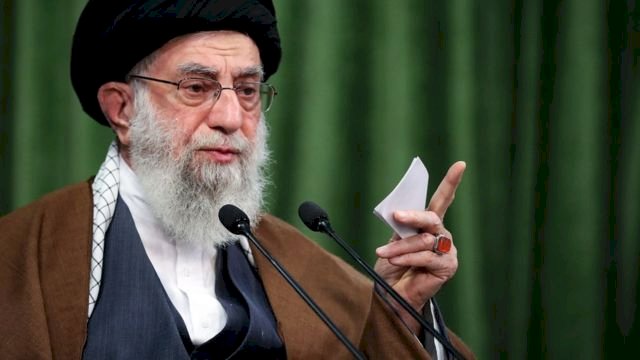 إيران إنترناشونال: خامنئي يستغل البرلمان لتقييد المحادثات مع أميركا