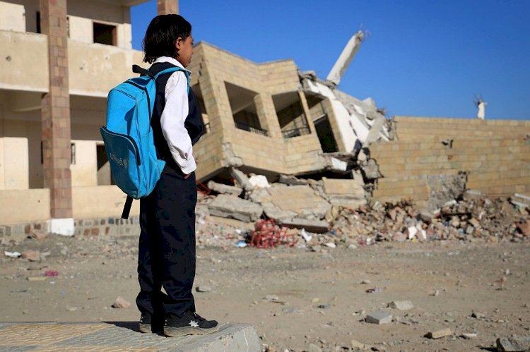 بدعم اليونيسيف.. الحوثي يدمر عقول طلاب اليمن بمناهج تشجع التطرف