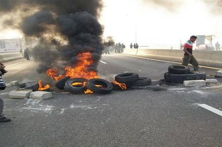 أزمة أصابت اللبنانيين باليأس.. المواطنون يغلقون الشوارع بعد نفاد الوقود