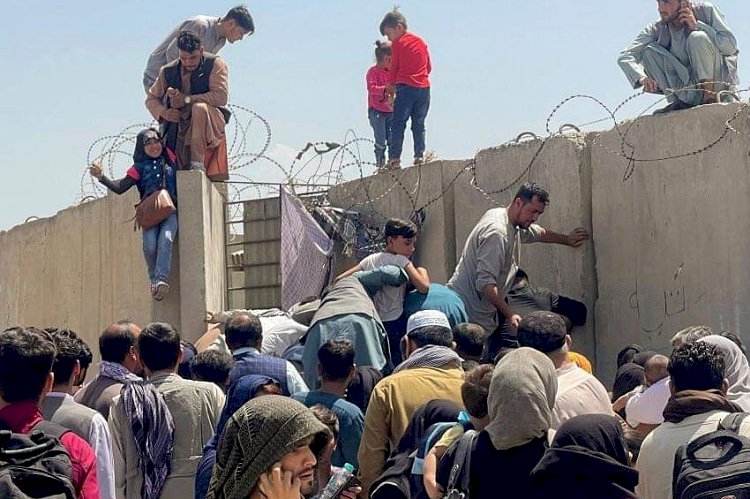 مأساة الأفغان في مخيمات قطر.. إصابة 300 لاجئ بكورونا