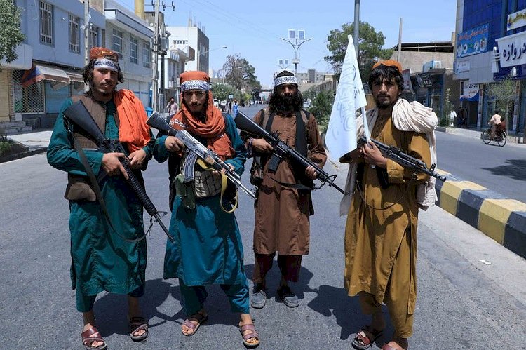 الجارديان: اعتداءات طالبان على الصحفيين الأفغان تثير قلقًا ومخاوف واسعة