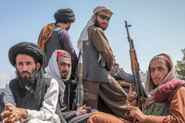 عناصر طالبان يقتحمون منازل الأفغان بالأسلحة والرشاشات