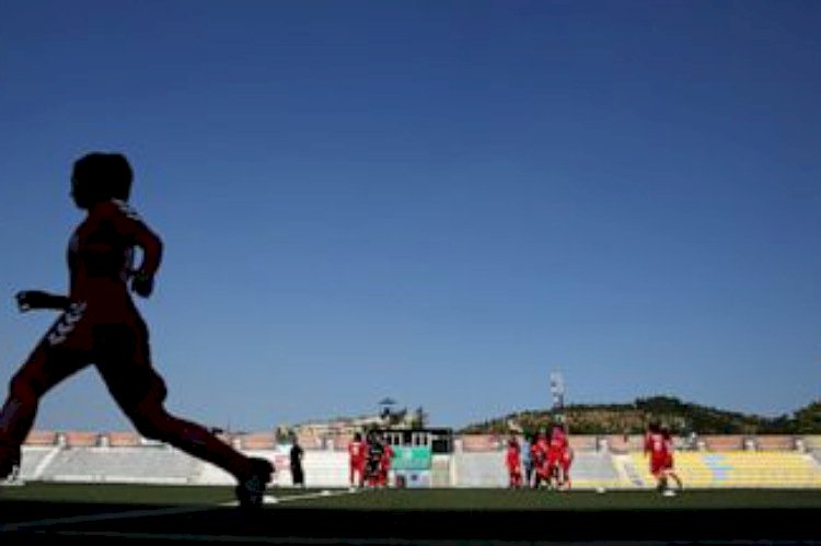 تواصل اضطهاد المرأة .. طالبان الإرهابية تطرد لاعبات كرة منتخب كرة القدم من أفغانستان