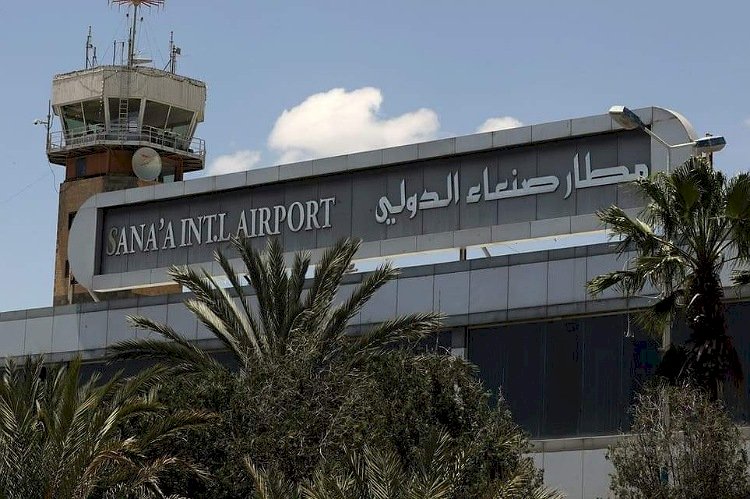 بعد زيارة مسؤول أممي..  فيديوهات توثق تحويل الحوثي مطار صنعاء إلى ثكنة عسكرية