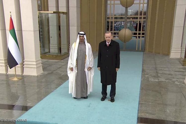 أمير سعودي يلقن صحفيا قطريا يسيء للإمارات درسا بعد زيارة ولي عهد أبوظبي لتركيا