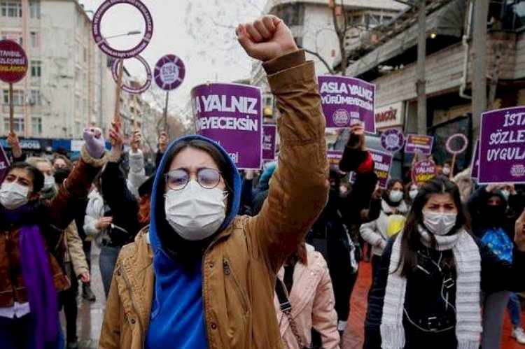 الشرطة التركية تعايد النساء في يوم العنف ضد المرأة.. و تهاجم مسيرة نسوية بالرصاص