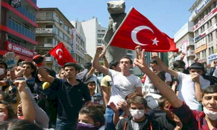آلاف الأتراك يحتجون ضد الغلاء بعد انهيار الليرة بسبب سياسات أردوغان