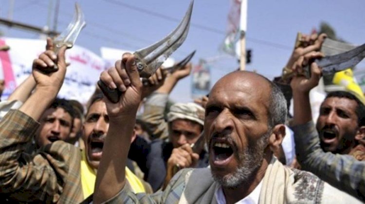 بعد مهلة التحالف له.. يمنيون ينتفضون في وجه الحوثي
