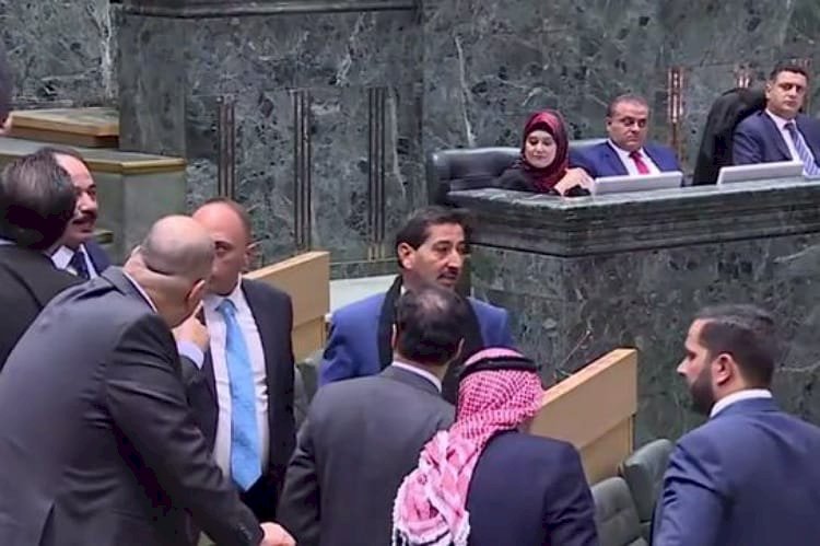 فوضى واشتباك لفظي وعراك بالأيدي.. ماذا يحدث في البرلمان الأردني؟
