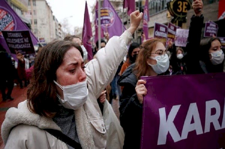 الانسحاب من اتفاقية إسطنبول يُلقي بنساء تركيا في ظلمات التحرش