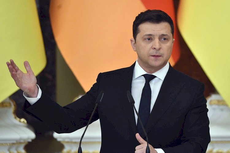 لم ينكر عدم خبرته السياسية.. الرئيس الأوكراني من مهرج على خشبة المسرح لقيادة كييف للحرب