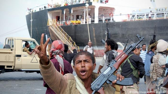 سرقة ونهب.. الحوثي يسرق المساعدات الدولية من ميناء الحديدة