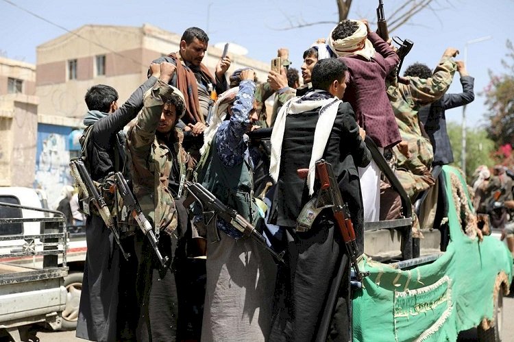 ابتزاز حوثي.. يمنيون: الطعام مقابل التجنيد في صفوف الميليشيا