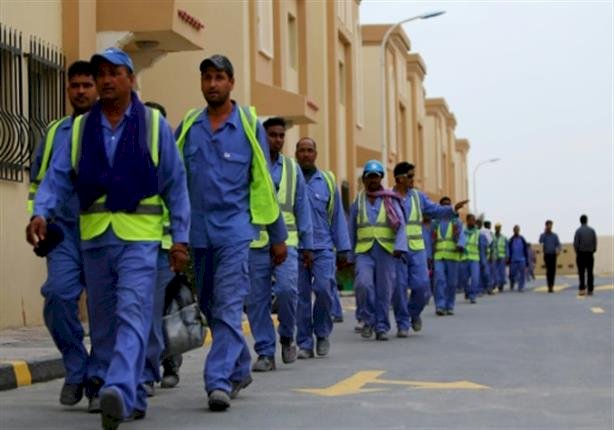 الغارديان تكشف فضيحة قطرية جديدة.. أجبرت العمال على سداد رسوم التوظيف