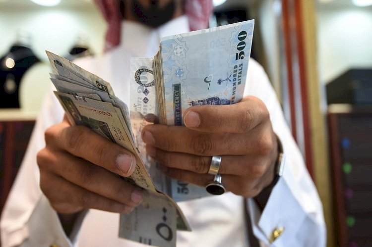 التضخم وارتفاع الأسعار يثير غضب القطريين.. من يدفع ثمن التجاهل الحكومي؟