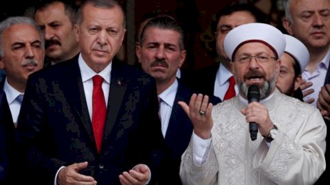 كبير الأئمة الموالي لأردوغان يهدد دول آسيا بقطع المعونات بسبب حركة جولن المعارضة