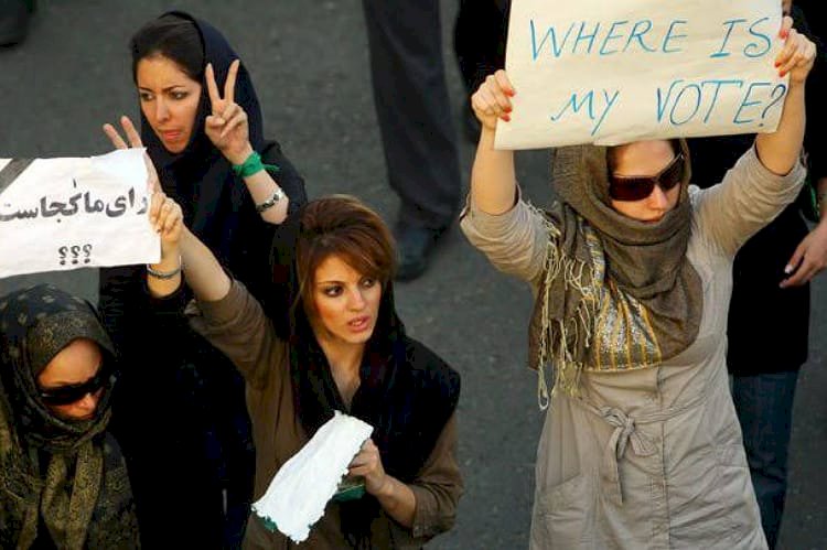 النظام الإيراني يقمع النساء.. الحجاب الإجباري أو السجن