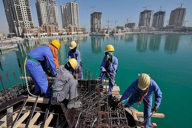 جحيم على الأرض.. العمال في قطر يعملون حتى الموت
