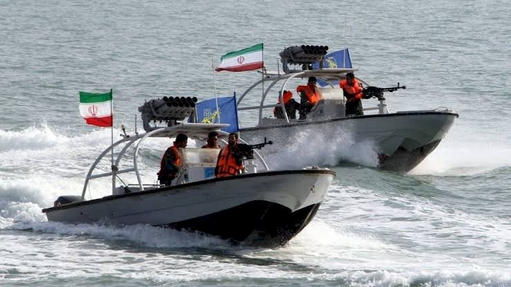 رسائل زائفة.. قوارب إيرانية تهدد سفينة أميركية في مضيق هرمز.. ماذا تريد طهران؟