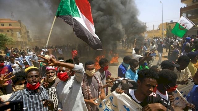 السودان.. هل تنجح القوى السياسية في إعادة الاستقرار؟ محللون يجيبون