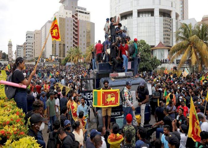 أسوشيتيد برس: كواليس فرار الرئيس السريلانكي بعد الانهيار الاقتصادي