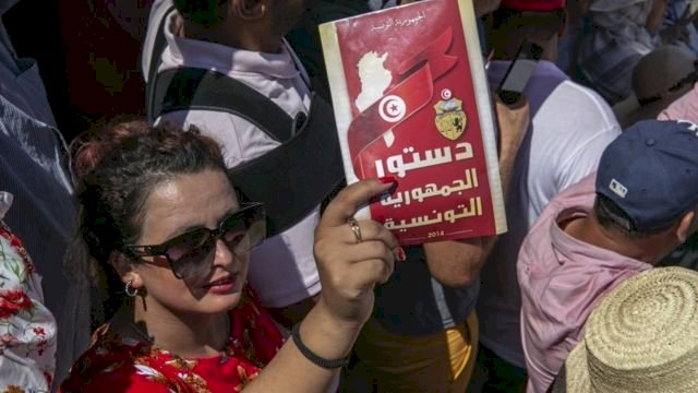 تونس.. ما السرّ وراء بيان النهضة للتشكيك في نتائج الاستفتاء؟.. محللون يجيبون