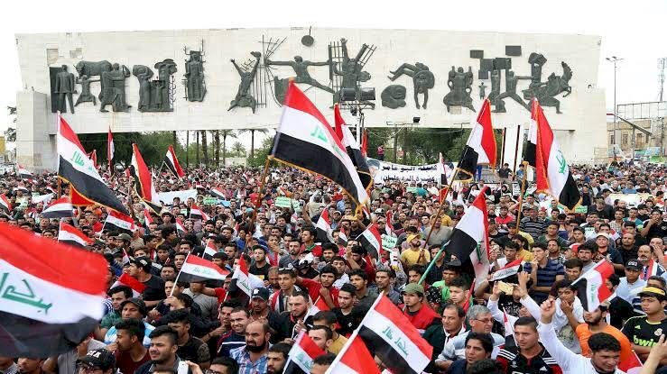 العراق.. هل فشل الصدر في أن يكون ظهيرًا قوميًا للبلاد؟.. خبراء يجيبون