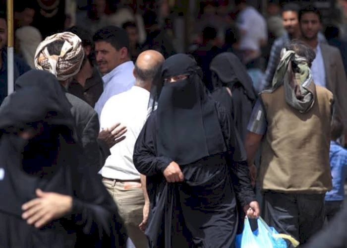 عصور الظلام.. قمع الحوثي لنساء اليمن يهدد بتفاقُم الوضع الإنساني
