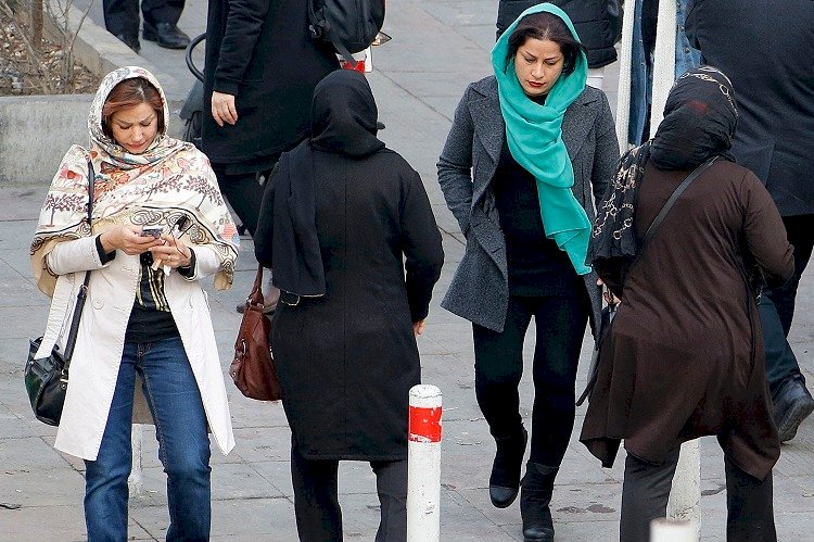 تكنولوجيا القمع.. كيف استخدمت إيران تقنية التعرف على الوجوه لقمع النساء؟