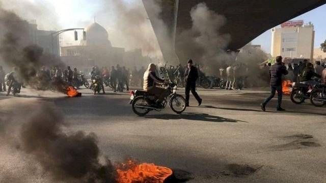 إيران.. مقتل أميني في قسم شرطة يثير احتجاجات شعبية ضد الملالي