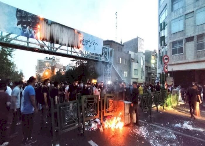 إيران.. النظام يفشل في احتواء الغضب الشعبي والاحتجاجات تسير نحو سيناريو 2019