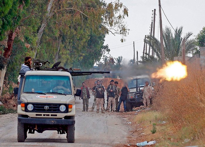 ليبيا.. تجدد الاشتباكات بين الميليشيات ينذر بـ حرب عصابات وشيكة