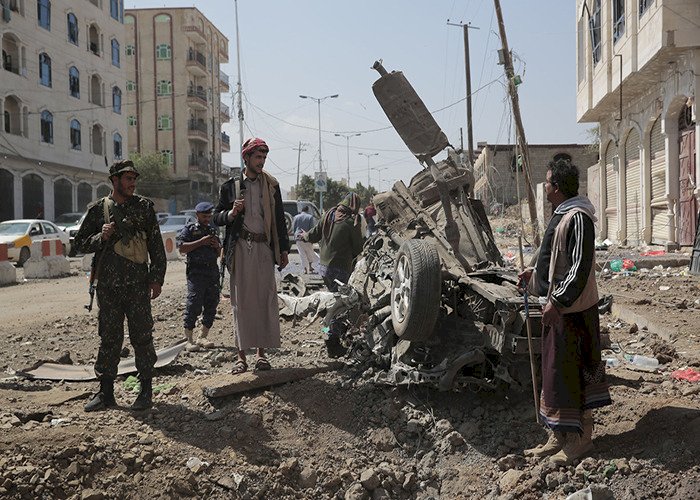 اليمن... الحوثي يواصل إرهابه وينهب ممتلكات المدنيين بعد ساعات من القصف
